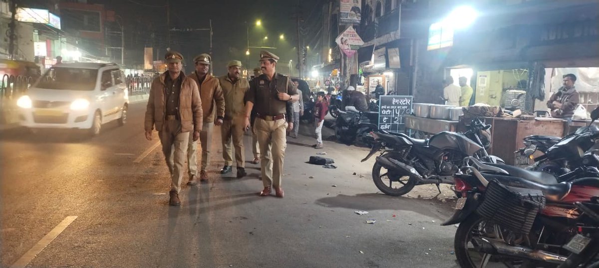 dcpcentrallko's tweet photo. #Lucknow_Police🚔
@LkoCp के निर्देशन में @dcpcentrallko के नेतृत्व में #सुरक्षा_व्यवस्था हेतु। थाना मदेयगंज पुलिस टीम द्वारा #मॉल/वाहन/होटल/#मार्केट/#मार्गों/चौराहो पर #पैदल_गश्त/सघन चेकिंग कर रखी जा रही सतर्क दृष्टि।

#Safe_City 
@dgpup @lkopolice
@adgzonelucknow @Uppolice https://t.co/VEOhCeAcse