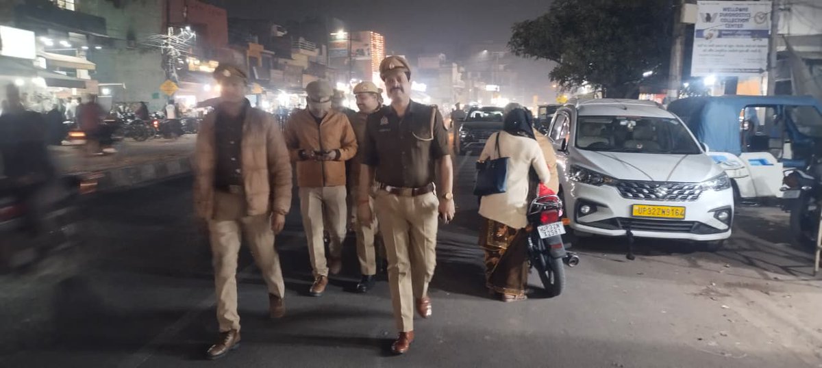 dcpcentrallko's tweet photo. #Lucknow_Police🚔
@LkoCp के निर्देशन में @dcpcentrallko के नेतृत्व में #सुरक्षा_व्यवस्था हेतु। थाना मदेयगंज पुलिस टीम द्वारा #मॉल/वाहन/होटल/#मार्केट/#मार्गों/चौराहो पर #पैदल_गश्त/सघन चेकिंग कर रखी जा रही सतर्क दृष्टि।

#Safe_City 
@dgpup @lkopolice
@adgzonelucknow @Uppolice https://t.co/VEOhCeAcse