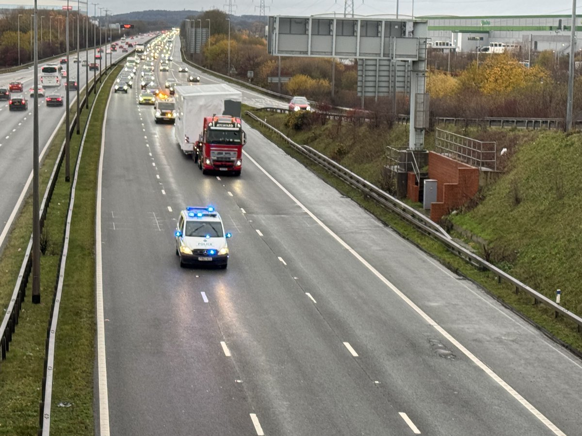 MerPolTraffic's tweet photo. Thanks for your patience this afternoon as we moved this ab load from #LiverpoolDocks to #M62 before handing over to @CheshPolBC @cheshirepolice on the move for onward transport. #AbnormalLoad #Convoy @MerseyPolice https://t.co/5wb1DaI63C