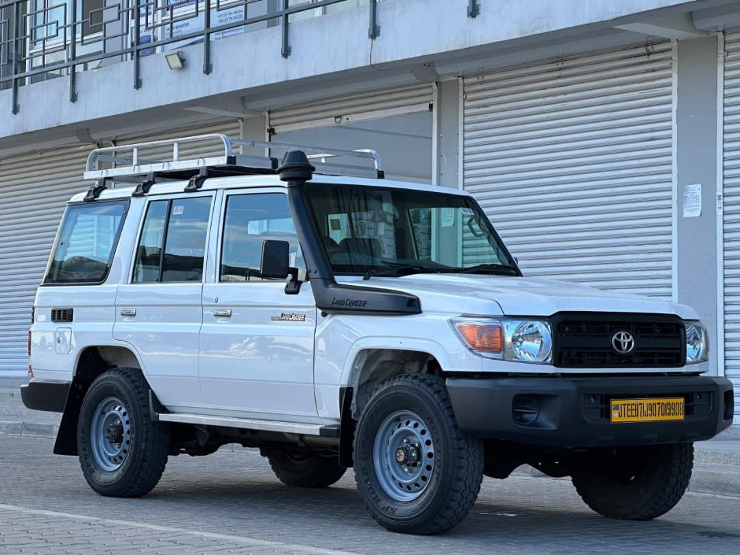 Buberwa_'s tweet image. Amazon                                 Or                          Hardtop