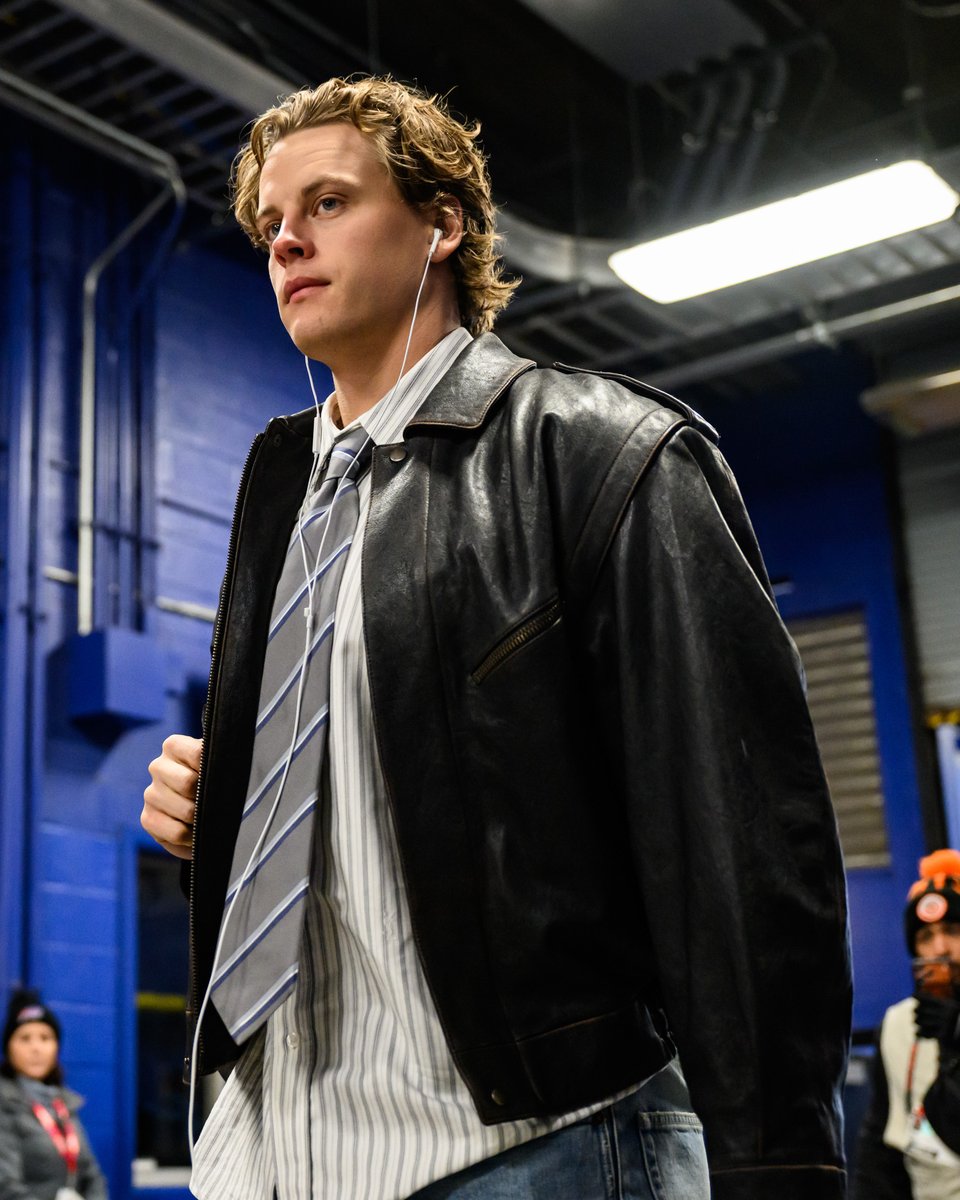 Bengals's tweet photo. Bundled up.

#ProBowlVote + Joe Burrow
#ProBowlVote + Chase Brown https://t.co/ibnujPYdjy