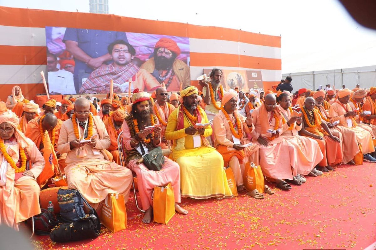 AIRNewsHindi's tweet image. कोलकाता में 5 लाख लोगों के साथ सामूहिक गीता पाठ हुआ।

#Gita पाठ से पहले वैदिक मंत्रोच्चारण का सत्र आयोजित किया गया। इसके बाद भजन-कीर्तन और शोभायात्रा निकाली गई, जिसके उपरांत गीता को मंच पर स्थापित किया गया और आरती की गई।

#Gita #Kolkata
