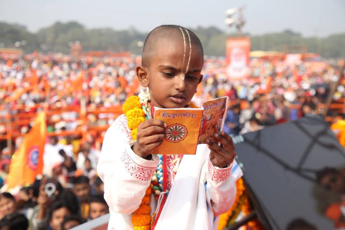 AIRNewsHindi's tweet image. कोलकाता में 5 लाख लोगों के साथ सामूहिक गीता पाठ हुआ।

#Gita पाठ से पहले वैदिक मंत्रोच्चारण का सत्र आयोजित किया गया। इसके बाद भजन-कीर्तन और शोभायात्रा निकाली गई, जिसके उपरांत गीता को मंच पर स्थापित किया गया और आरती की गई।

#Gita #Kolkata