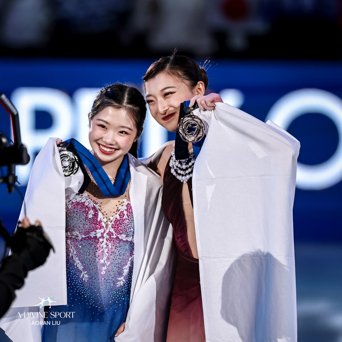 adivinesport's tweet photo. Kaori Sakamoto and Ami Nakai 🇯🇵 with their #GPFinal medals 

📸:  Aoran Liu for A Divine Sport https://t.co/gMflnCrFZQ