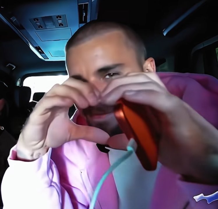 biebrntion's tweet image. cuando justin puso mistletoe guiñó un ojo e hizo un corazón, él sabe lo que su música significa en nuestra vida, lo amo