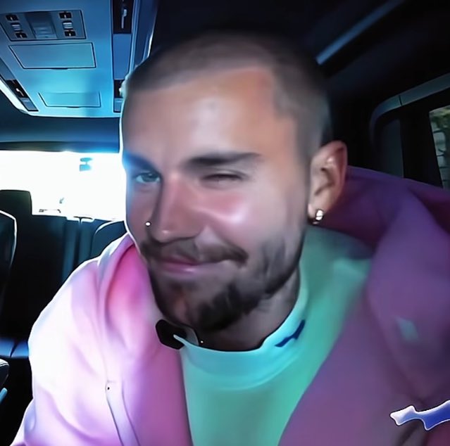 biebrntion's tweet image. cuando justin puso mistletoe guiñó un ojo e hizo un corazón, él sabe lo que su música significa en nuestra vida, lo amo