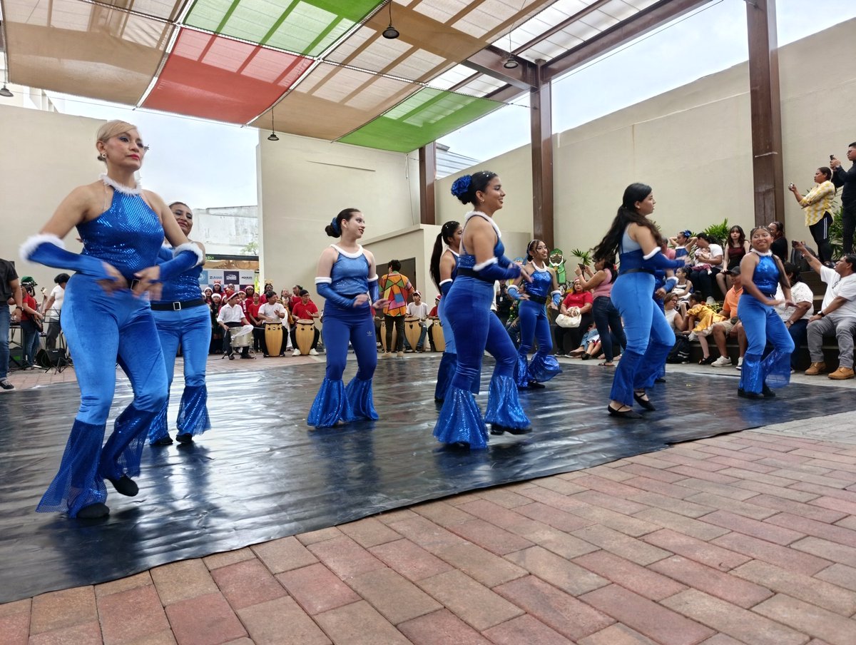 Derroche de talento artístico en la fiesta de Navidad ZUMAR en Ruta Centro. Los estudiantes de CAC ZUMAR Plaza Casuarina entonaron hermosas canciones navideñas.
La Alcaldía de Guayaquil apoya el arte y la cultura en la Ciudad de Todos.
#Guayaquil 
#ConstruyendoLaCiudadDeTodos