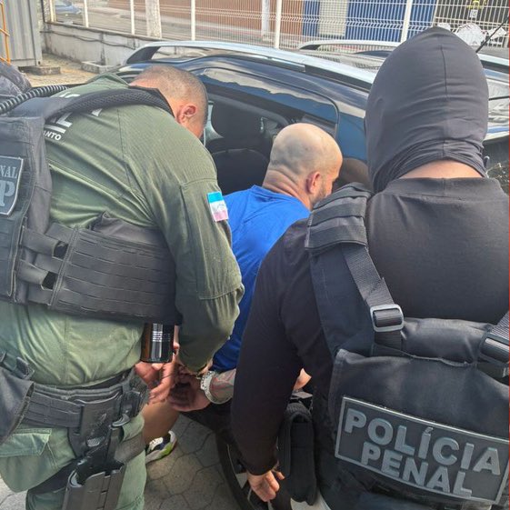 ⚠️ATENÇÃO: Um personal trainer de 34 anos foi preso em Vila Velha (ES) após ameaçar e perseguir a ex-namorada, uma policial penal. 

Ele, que veio de São João de Meriti (RJ), gravou vídeos dizendo que iria matá-la. A vítima havia se mudado para o Espírito Santo e possuía medida