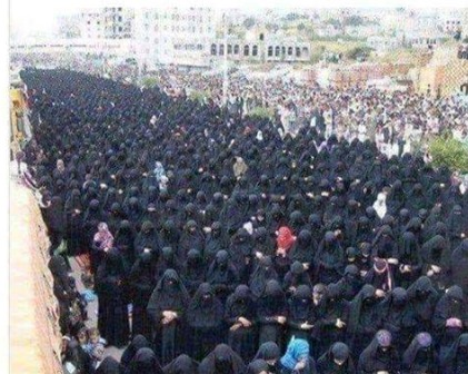 ''Atatürk olmasa köle pazarında Cariye olarak satılacağını biliyor ama yine de hakaret ediyor. Böylesi nankör bir topluma özgürlük verdiği için kızmıyor değilim.''
İlber ORTAYLI

Musul kadın pazarı
(Arkadaki pislikler de alıcıları)👇