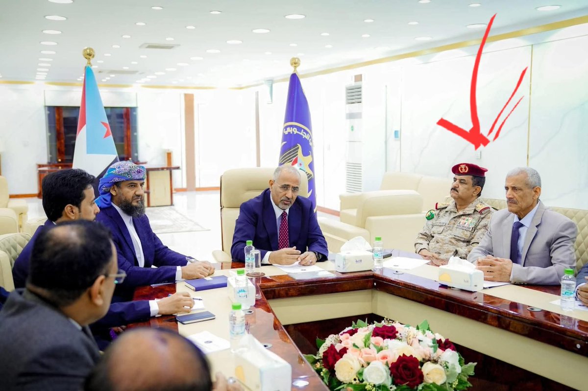 عمركم شفتم  واحد مسمي نفسه وزير دفاع.. منحط مثل الداعري.