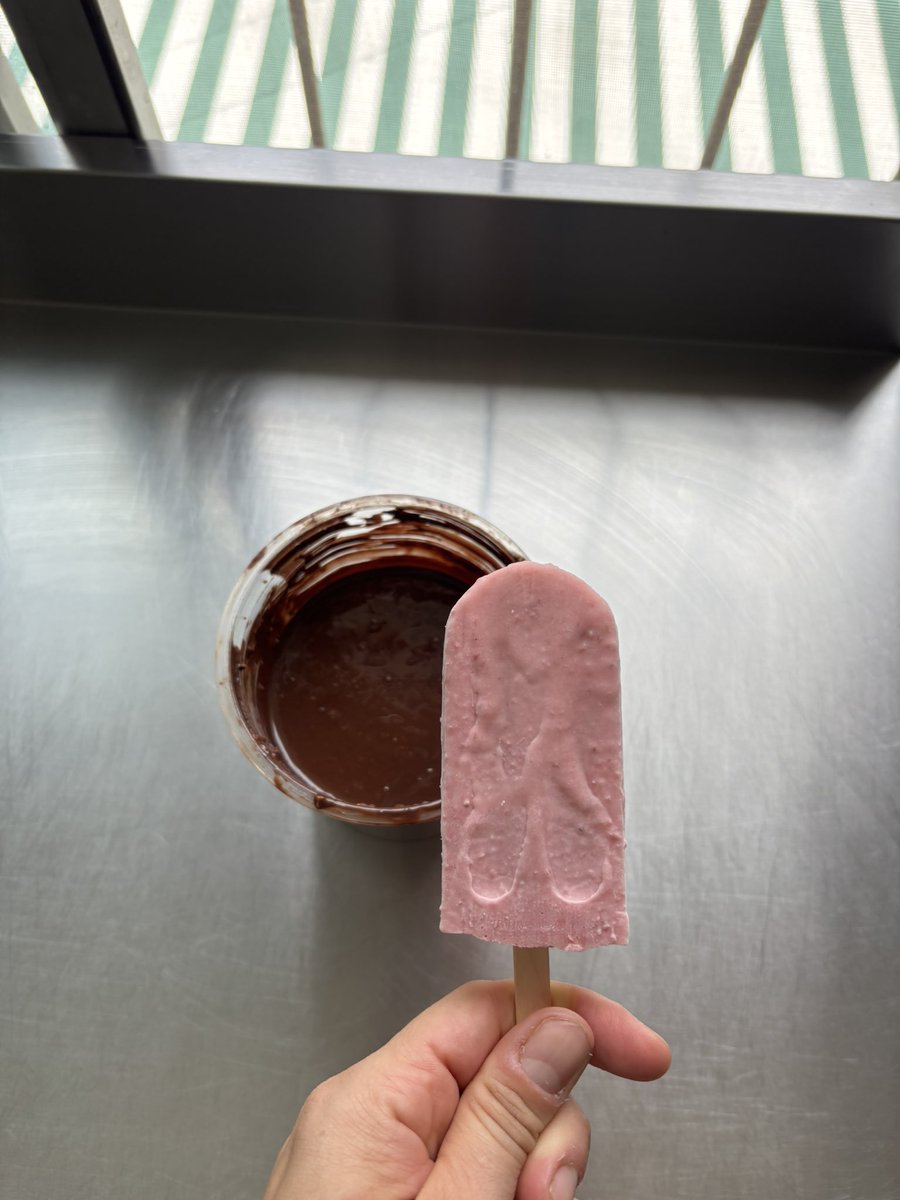 irenichus's tweet photo. Palito bombón helado de frutilla a la crema en el boliche. https://t.co/YaMabn4PEd