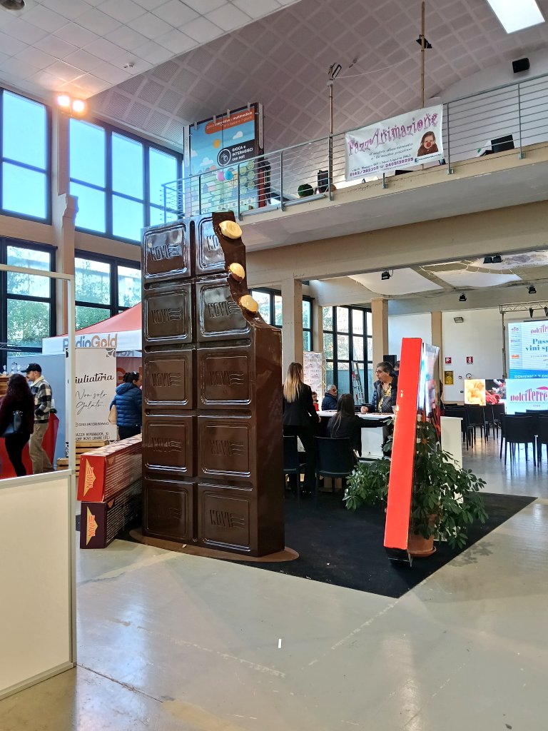 こんなに大きなヘーゼルナッツ入りビターチョコレートがあったら幸せ…