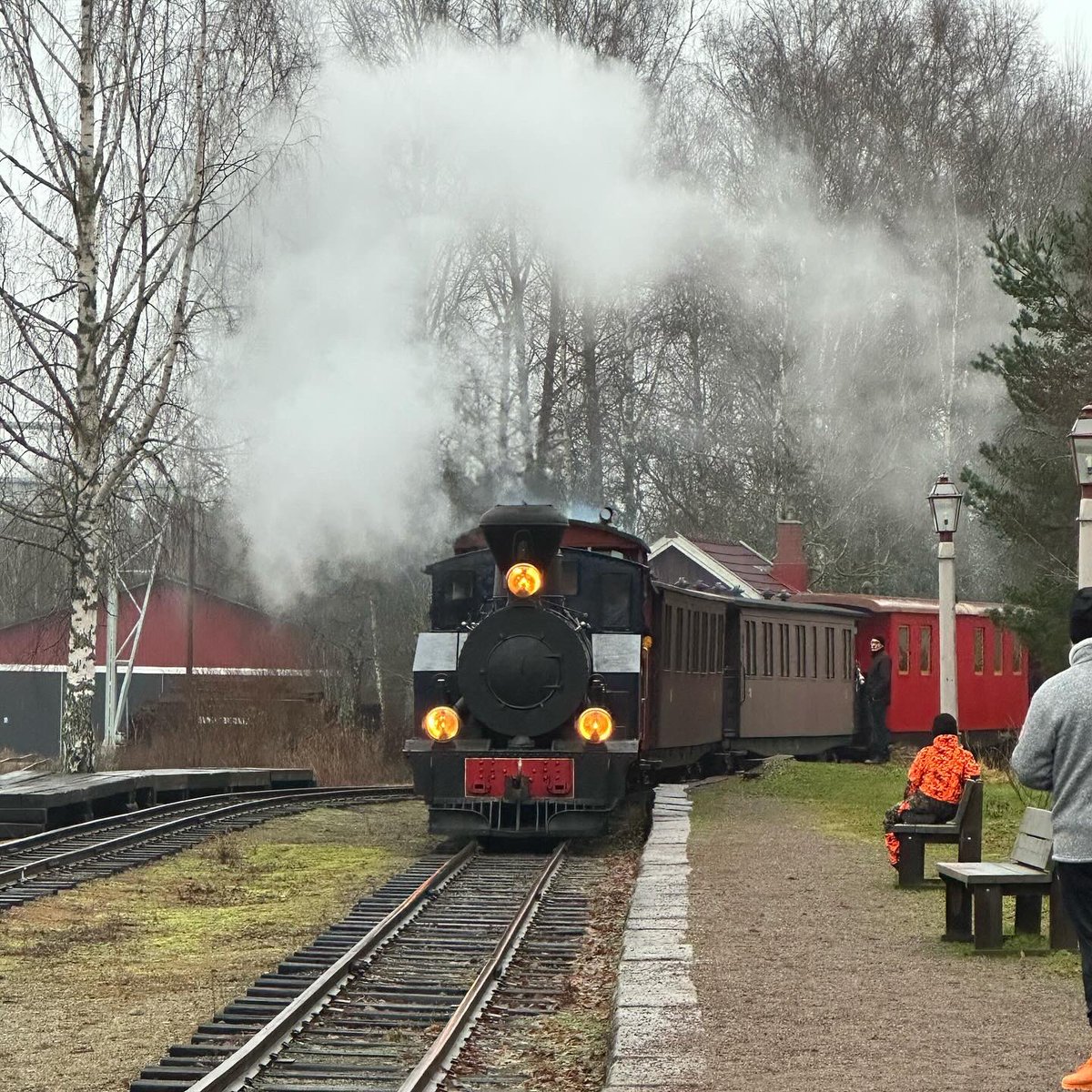 TiinaNaula's tweet photo. Joulupukki kävi höyryjunalla Jokioisten museorautatien Humppilan asemalla. Joululaulujakin kuultiin.🎅🏻🚂 #joulupukki #joulupukinjuna #museorautatie #Humppila https://t.co/d7UVS0mg1B