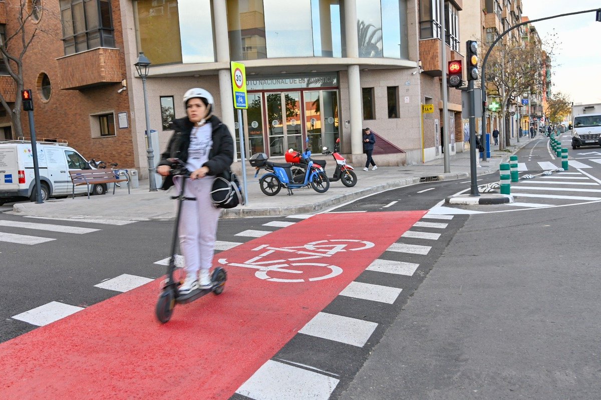 AjuntamentVLC's tweet photo. 🚲 @Vlcmobilitat obri el #carrilbici del camí nou de Picanya-Arxiduc Carles.
🚴🏽♀️ Té 2.266 m, bidireccional i amb 2,50m d’amplària entre Sant Isidre i l’avinguda del Cid que connecten els #barris de📍 #SantIsidre, #Safranar, #VaradeQuart, #TresForques i #Patraix
#NextGenerationEU https://t.co/b16o3o7k4T