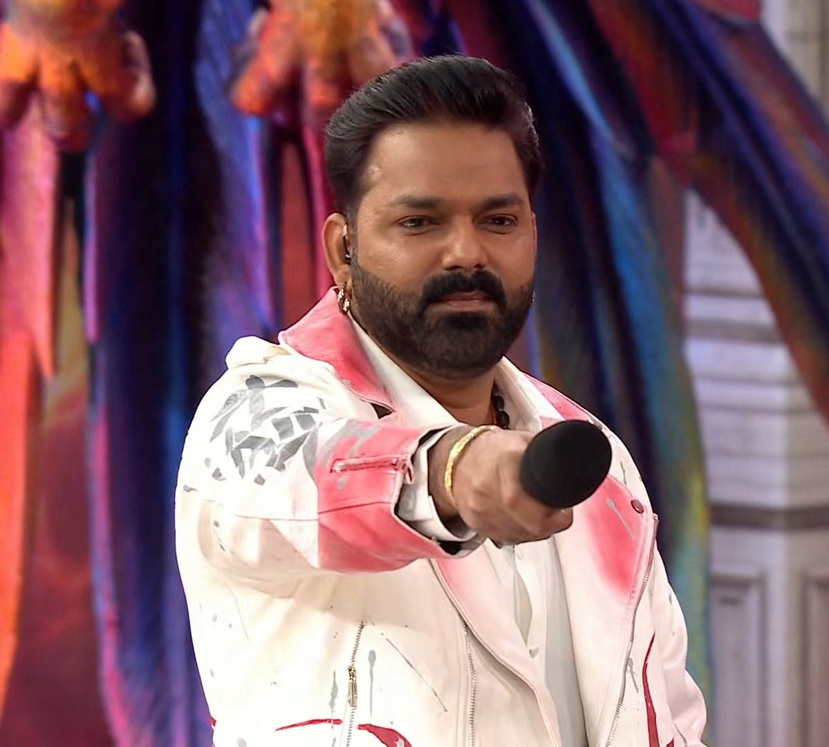 7_Harsh_Words's tweet image. Power Star #PawanSingh ne stage pe Garda uda diya!

His Dance performance with Neelam and #SalmanKhan was full-on fire.🔥

#BiggBoss19 #BB19