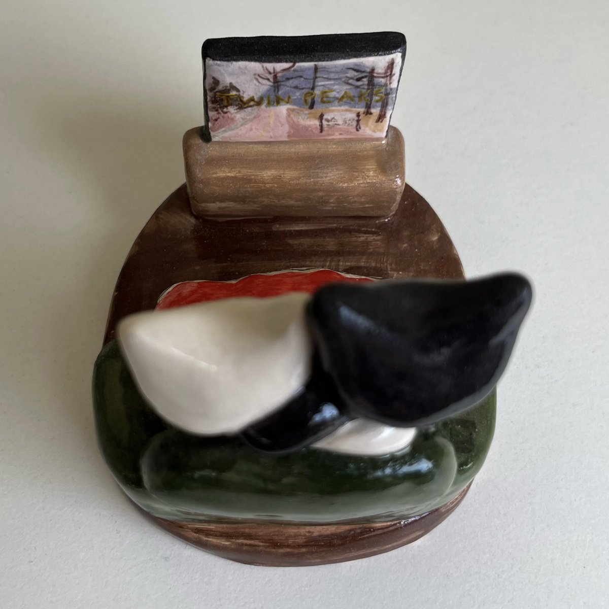 gatitosentiment's tweet image. ceramic kitties watching twin peaks