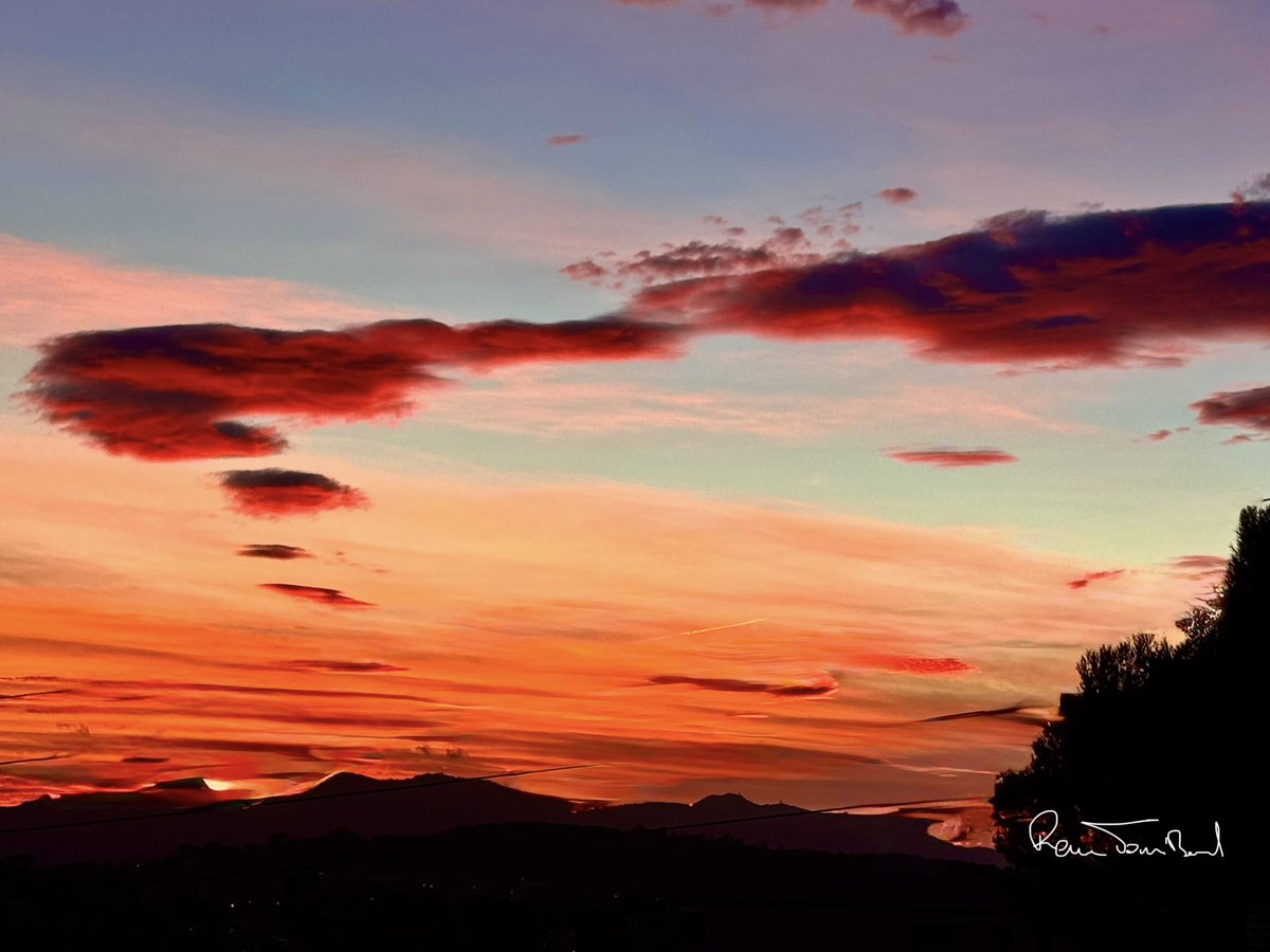 ReneTombarel's tweet image. Un ciel de feu après le coucher de soleil #lecannet #CotedAzurFrance @VisitCotedazur @villecannes @Cannes_France