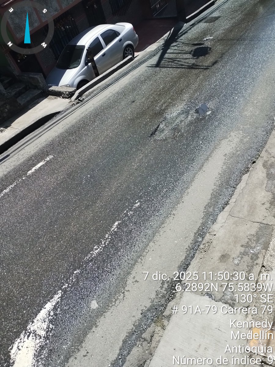 el_desparchado's tweet photo. Señores @EPMestamosahi , nuevamente se presenta fuga de agua donde anteriormente realizaron reparación, aparte se están presentando huecos en el asfalto en el trayecto del recorrido de agua por daños no reparados anteriormente. Dirección CRA 79,frente a la casa 91a 77. https://t.co/ybOB34iKmb