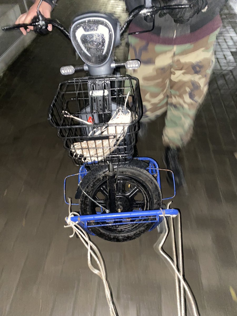 Мопед разъебался, да и хуй с ним! У нас есть каталка для продуктов. Мы будем дома вовремя