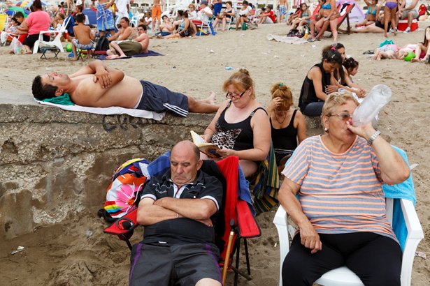 vvs00's tweet photo. «Si eres argentino, visitar Mar del Plata es como ir a la escuela; hay que hacerlo, no hay opción.» Martin Parr https://t.co/nyn8aAvp5r