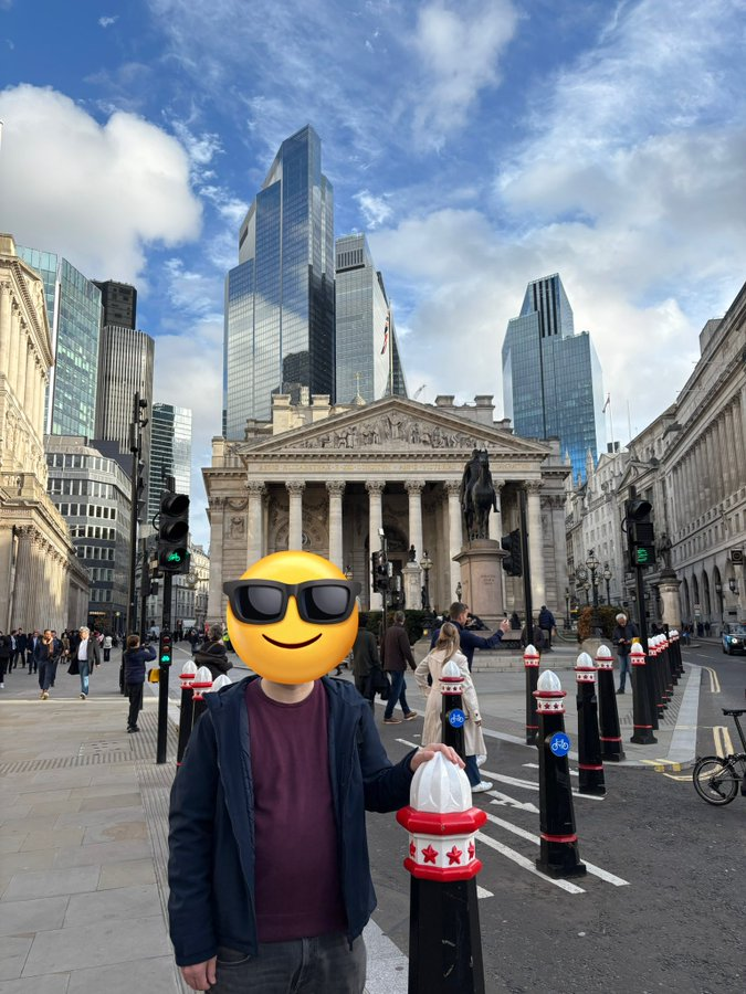 Nick90144508's tweet photo. Hoy estoy en el distrito financiero de Londres, la famosa City.

Es la parte mas vieja de la ciudad, donde se creó el Banco de Inglaterra (el museo es muy guay) y el Stock Exchange (La Bolsa de valores.

Si te gusta invertir, es una visita recomendable. https://t.co/8LYJ0sBTng