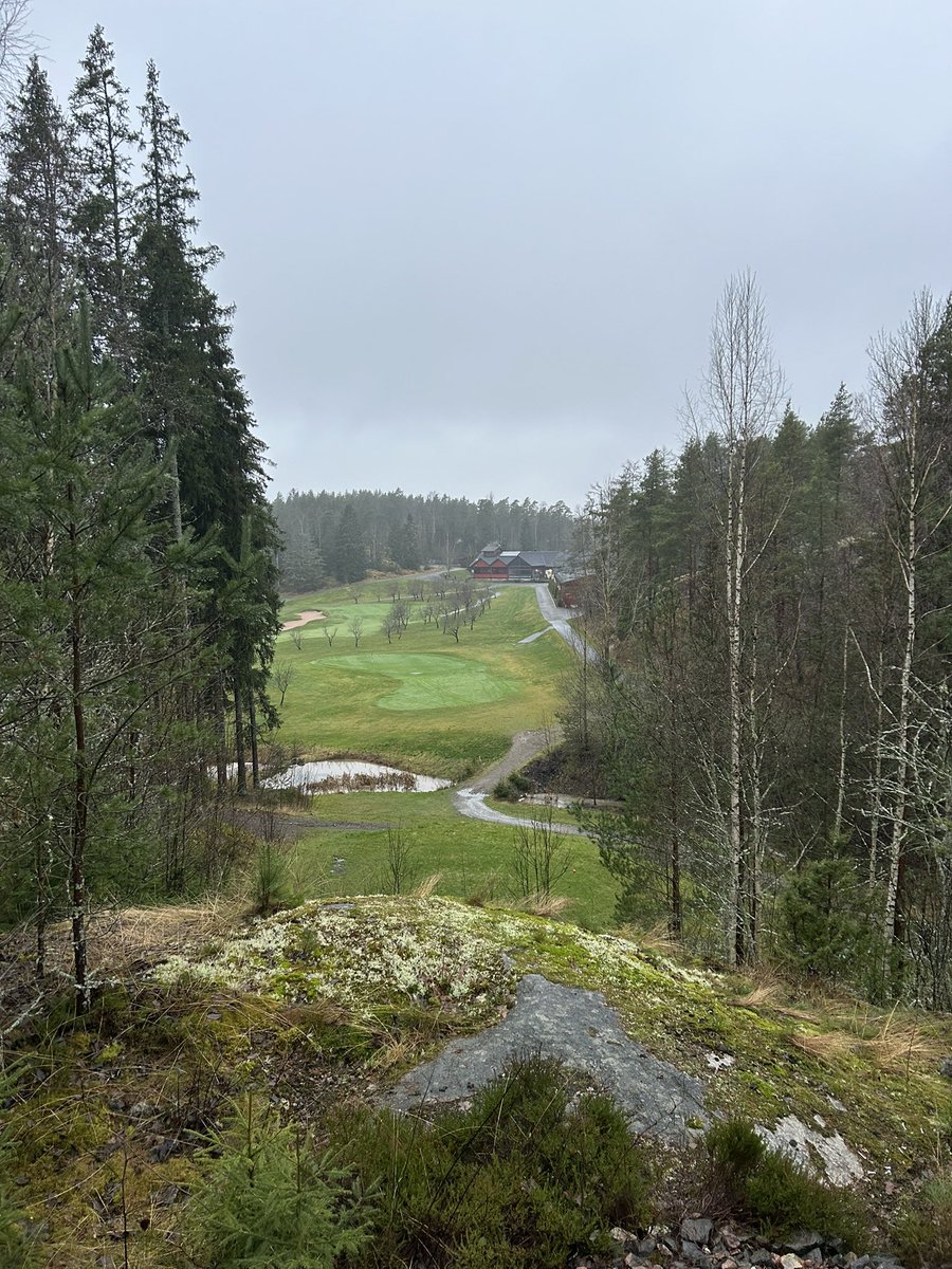RiHenriksson's tweet photo. Aloitin kesällä uuden lajin. Ajatuksena saada hyvää vastapainoa työlle ja kiireiselle arjelle. Sitä on #golf kyllä ollut ja vienyt ihan kokonaan mukanaan. Kausi ei loppunut syksyn tuloon, tänään pelattu kierros ulkona ja monet sisäpelit ja -treenit odottaa kalenterissa. https://t.co/NMgJyQu7rc
