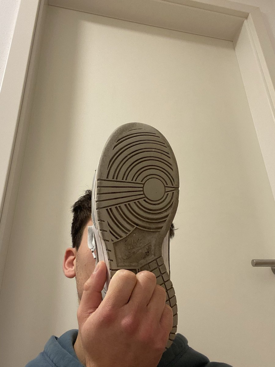 Geil da freut er sich mein Sub über meine stinkenden Nike Dunks. Schön tief in die Lunge.

Wer will als nächstes? 😈😈

#master #sneaker #alpha #findom #nike #socks #smoke