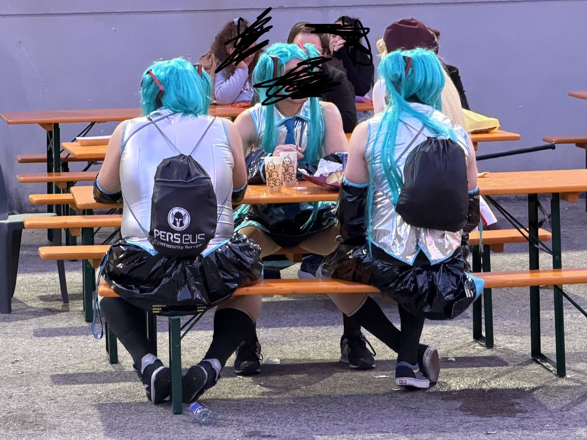 honmax's tweet photo. ちょっと考えさせられる事3: オッサンの初音ミクがタバコふかしながら談笑していること。　(コスプレは本人の自由ですw ミクのイメージに合わないだけw) https://t.co/W7EtsaiHQq