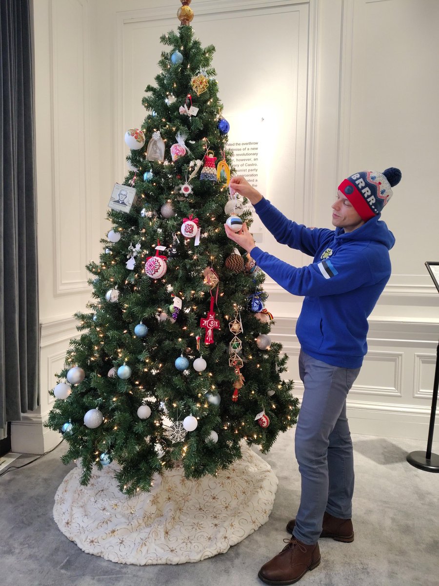 Estonia_in_US's tweet photo. 🎄✨ Glad to begin the holiday season in the spirit of hope and freedom by joining the lighting of the @VoCommunism annual Christmas Tree.

🇪🇪 Wishing everyone warmth and joy this holiday season! https://t.co/4BKq5UMhxK