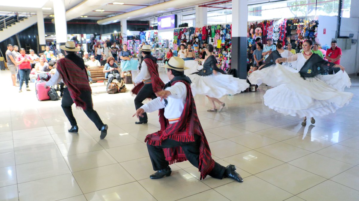🚍 #OperativoCaacupé2025
🎶 En la <a href="/AsuEstacion/">Estación de Buses de Asunción</a>, los viajeros disfrutan la presentación especial de la Banda y el Ballet Folklórico Municipal, mientras aguardan partir hacia sus destinos, camino a la tradicional festividad mariana en este fin de semana largo.
