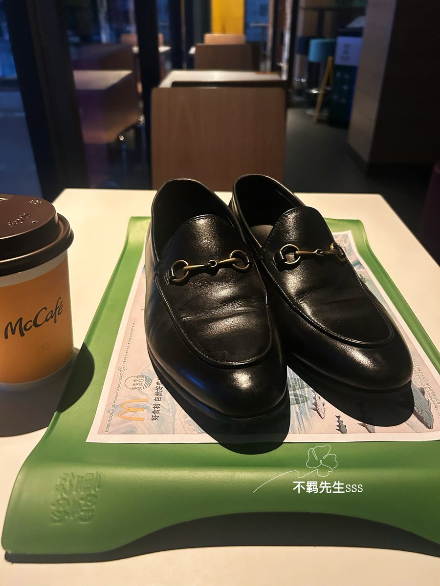 傻逼敢这样子闻主人的皮鞋吗？