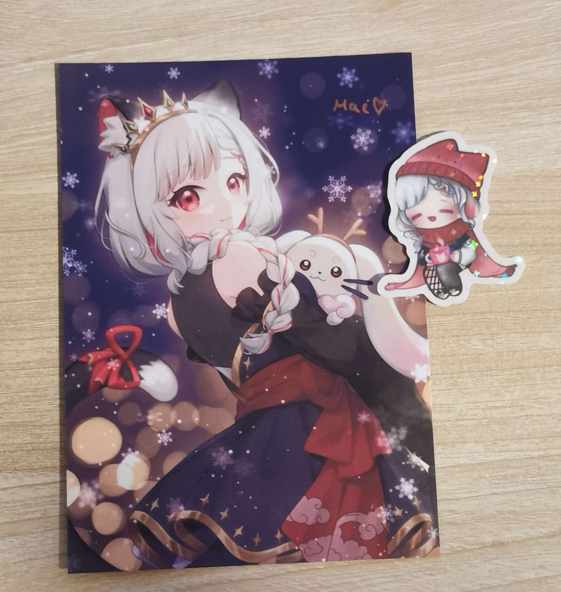 Happy 2. Advent!!☃️

Mein Wintermerch ist endlich da~ 

Im Discord gibts heute wieder 2x Postkarte mit Sticker Giveaway⭐️

Und die Karten (plus free Sticker) sind auch auf meinem Kofi ab jetzt🎀