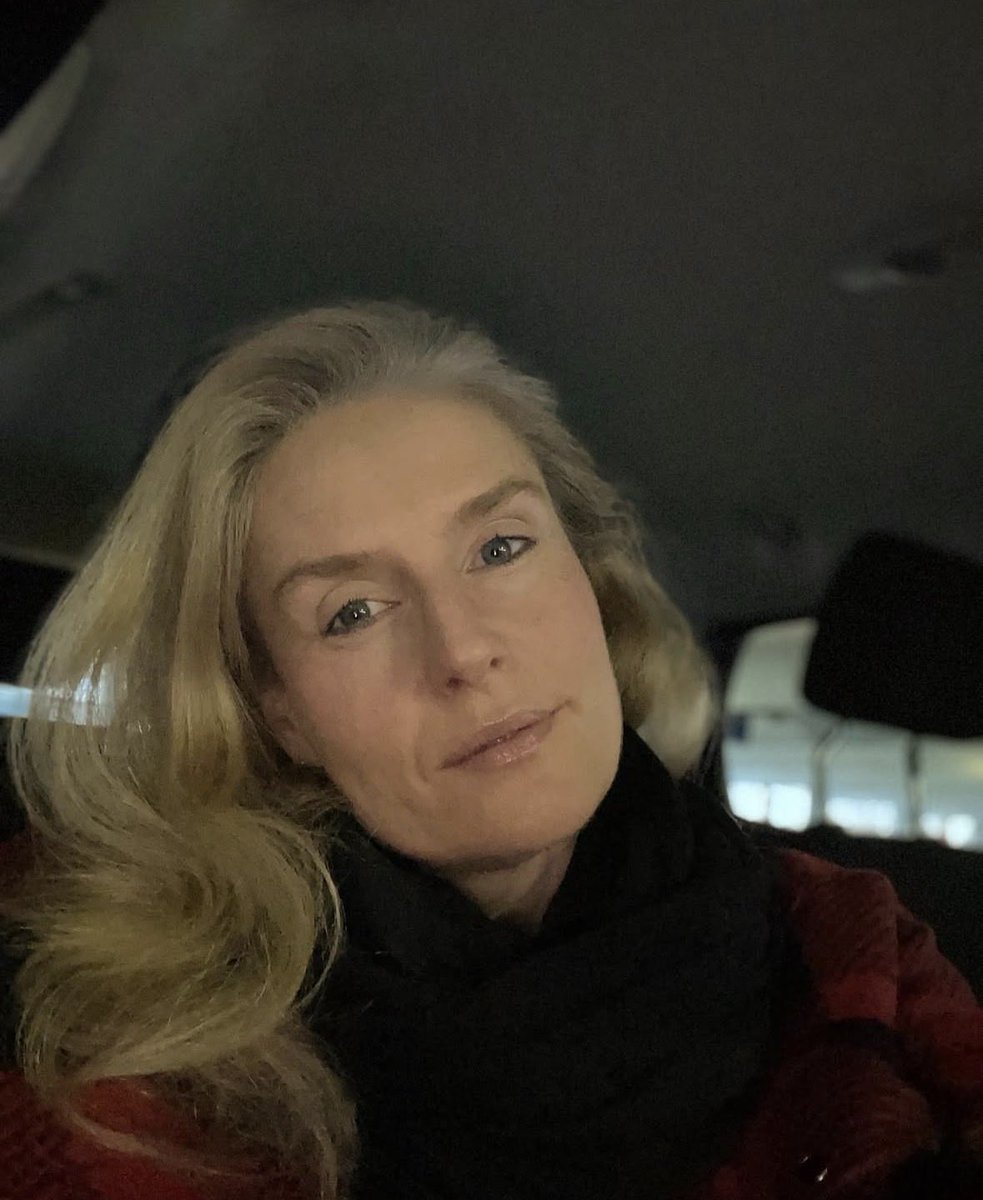 Mariaandersson0's tweet image. It’s that time of the year 💕
Merry Christmas in advance folks 
The Christmas 🎄 chills are back , the weather is a whole lot cloudy so back to a comfy sweater , given to me by my niece🤭🌹❤️
