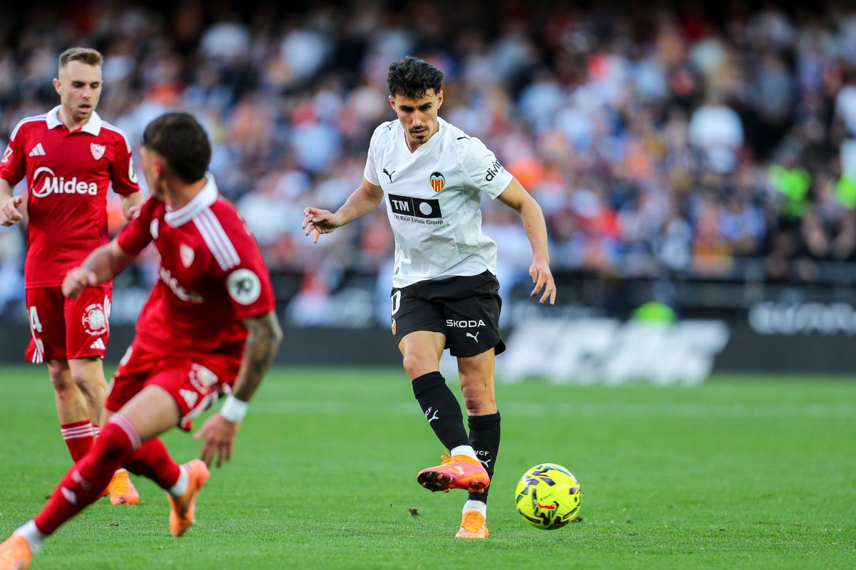 <a href="/miguelangmendez/">Miguel Angel Méndez</a> <a href="/Silviaverdec/">@silviaverde</a> ¡Acaba el partido! Empate en Mestalla después de que el Valencia anotara en el tiempo de descuento

⚽️Valencia 1⃣🆚1⃣Sevilla
🎯César Tárrega / Hugo Duro

📻 Ampliamos en #TableroDeportivoRNE con
<a href="/miguelangmendez/">Miguel Angel Méndez</a> y  <a href="/Silviaverdec/">@silviaverde</a>

🔴 DIRECTO📲 rtve.es/play/radio/