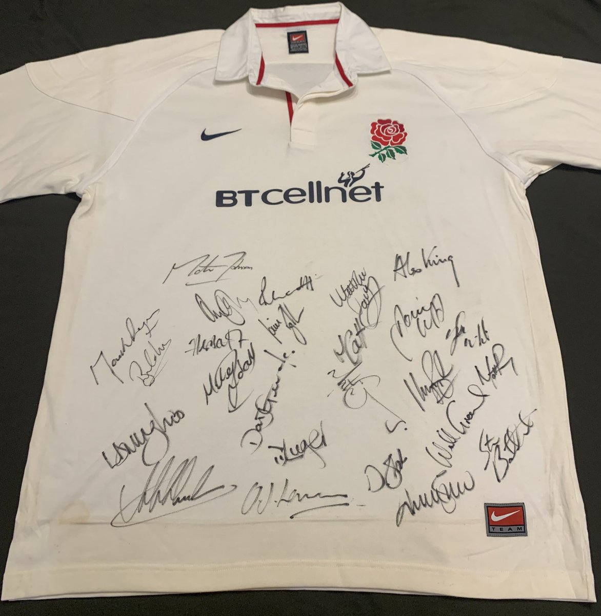 A piece of history being auctioned by Tom - an  @EnglandRugby shirt signed by the 2003 World Cup champions for auction for the @as9foundation please DM @TVickers1 with a bid, ends Thursday 8pm. Thank you Tom 🙏🙏