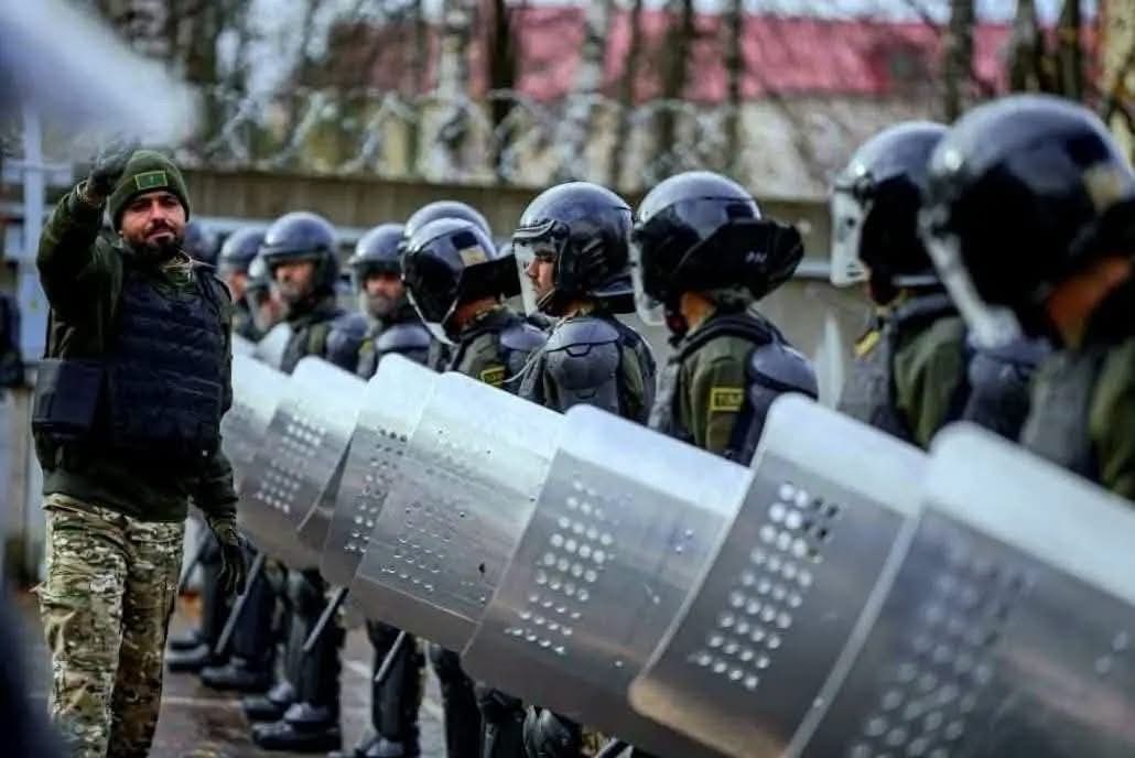 منتسبو الدعم المركزي يواصلون برنامجهم التدريبي المكثّف في #بيلاروسيا لرفع الجاهزية ضمن خطة #وزارة الداخلية بالحكومة الليبية.

🔹تدريبات يومية على اللياقة المتقدمة مكافحة الشغب العمليات التكتيكية وفنون القتال
🔹محاضرات في الإسعافات الأولية لتعزيز الاحترافية وسرعة الاستجابة

#ليبيا