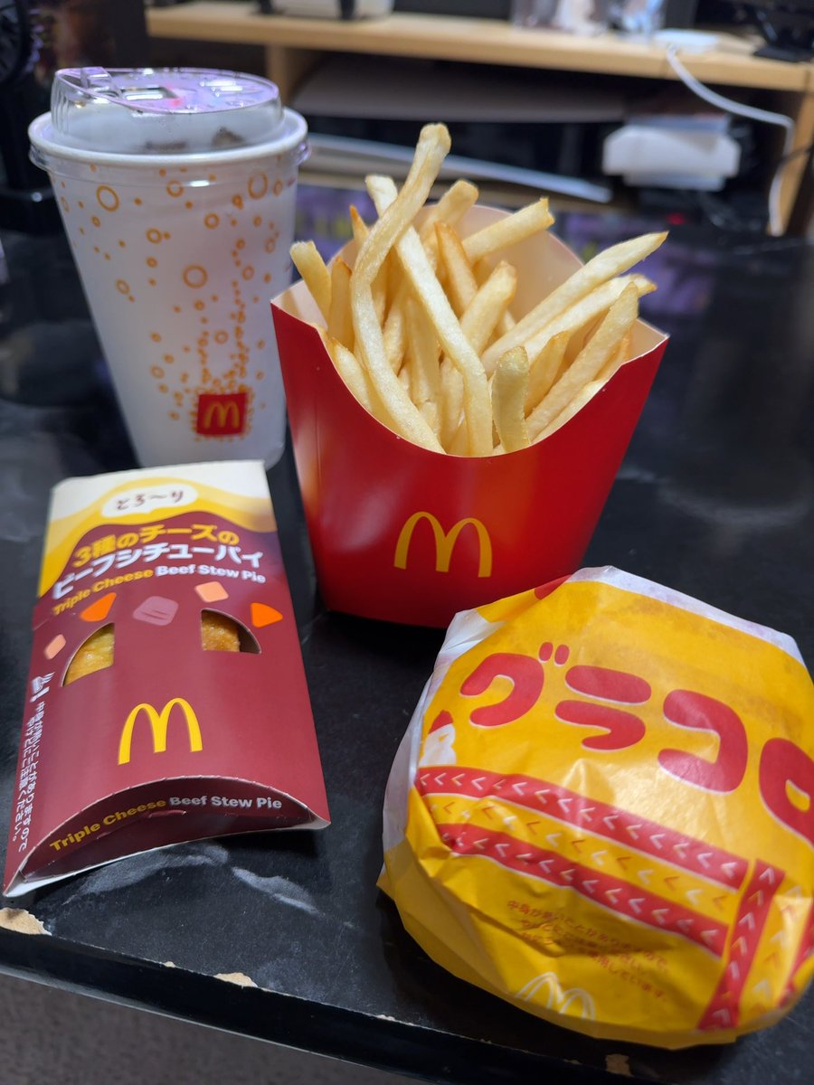 日曜日、稽古でしたね。
シューマツが終わってゆく…

今回は(も？)売り上げ苦戦ですね…
自分の不甲斐なさに、ヤケクソバーガーです。

皆さんのご予約で、ヤケクソ度を緩めて下さいお願いします🙇‍♂️

少年ピカレスクロマン　ピースメイカー
【熊田窓口】
quartet-online.net/ticket/pika17w…

#15thピースメイカー