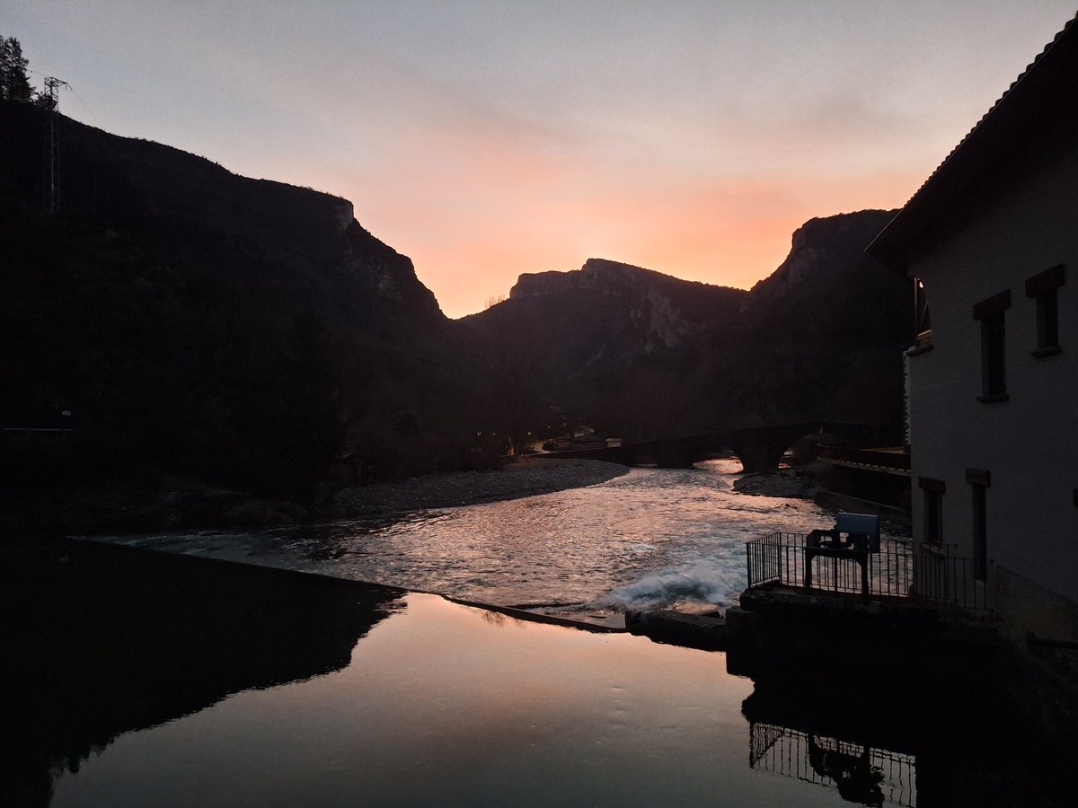 lakukula's tweet photo. Atardece así de bonito en Burgui.
Valle de Roncal, Pirineo navarro. https://t.co/nKJUdjMPIm