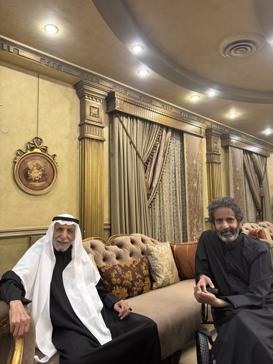 سعدت وتشرفت
بزيارتي للفنان القدير العم إبراهيم الصلال

حديثنا كان رياضيا
يعشق القادسية "لاعب وسط أيام الجزيرة" والأفضل بالنسبة له جاسم يعقوب وحمد بوحمد💛🖤

عضو شرف بالهلال ومتابع لمبارياته منذ القِدم والأفضل يوسف الثنيان💙

بحضور منصور التنيب و مزعل الصلال وأحمد خالد الصلال