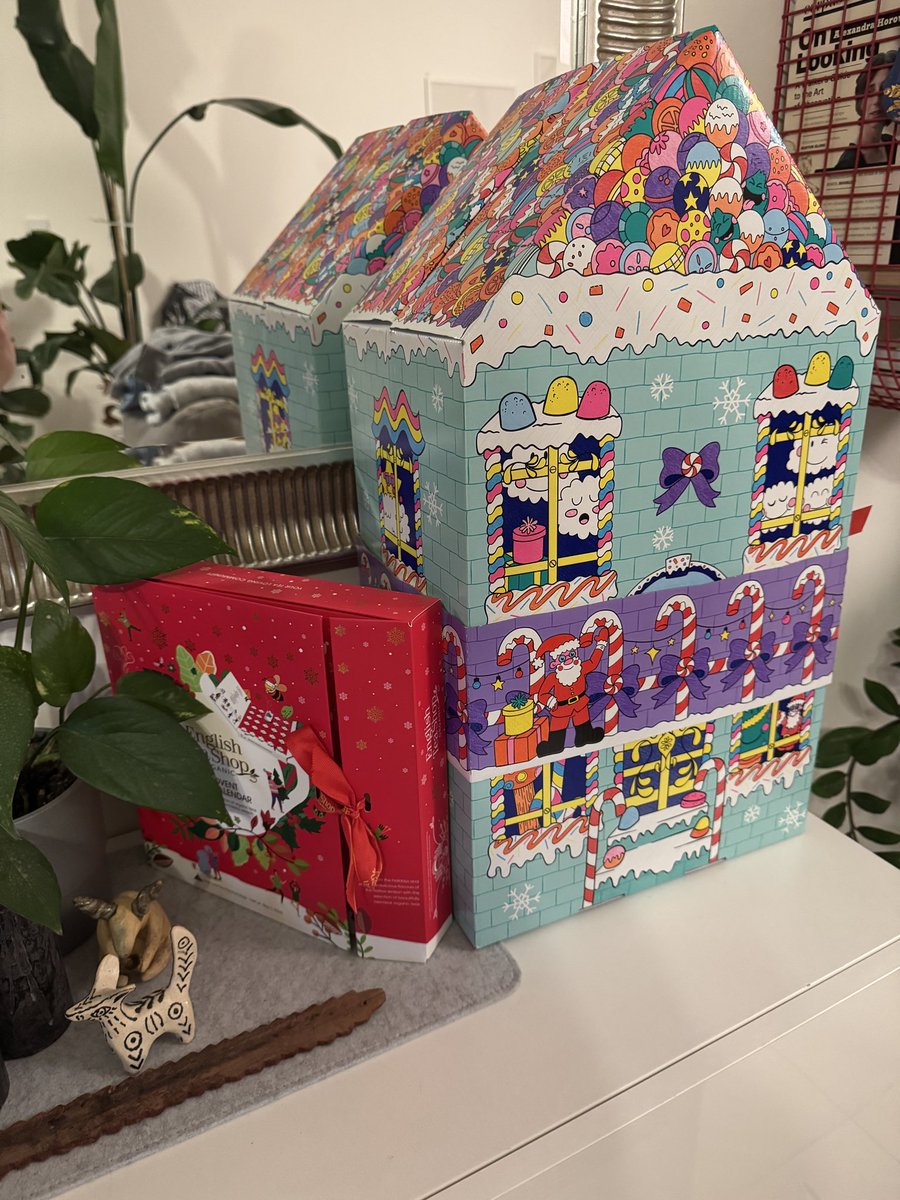 Мой Дед Мороз устроил мне Новый год ❤️‍🔥❤️‍🔥❤️‍🔥 Как же вкусно пахнет Lush, буду весь декабрь плавать в ярких ваннах 🛁