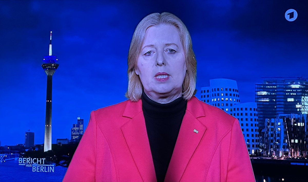 Hauptschulabschluss mit Schlupflidern und rotem Sakko.
#berichtausberlin