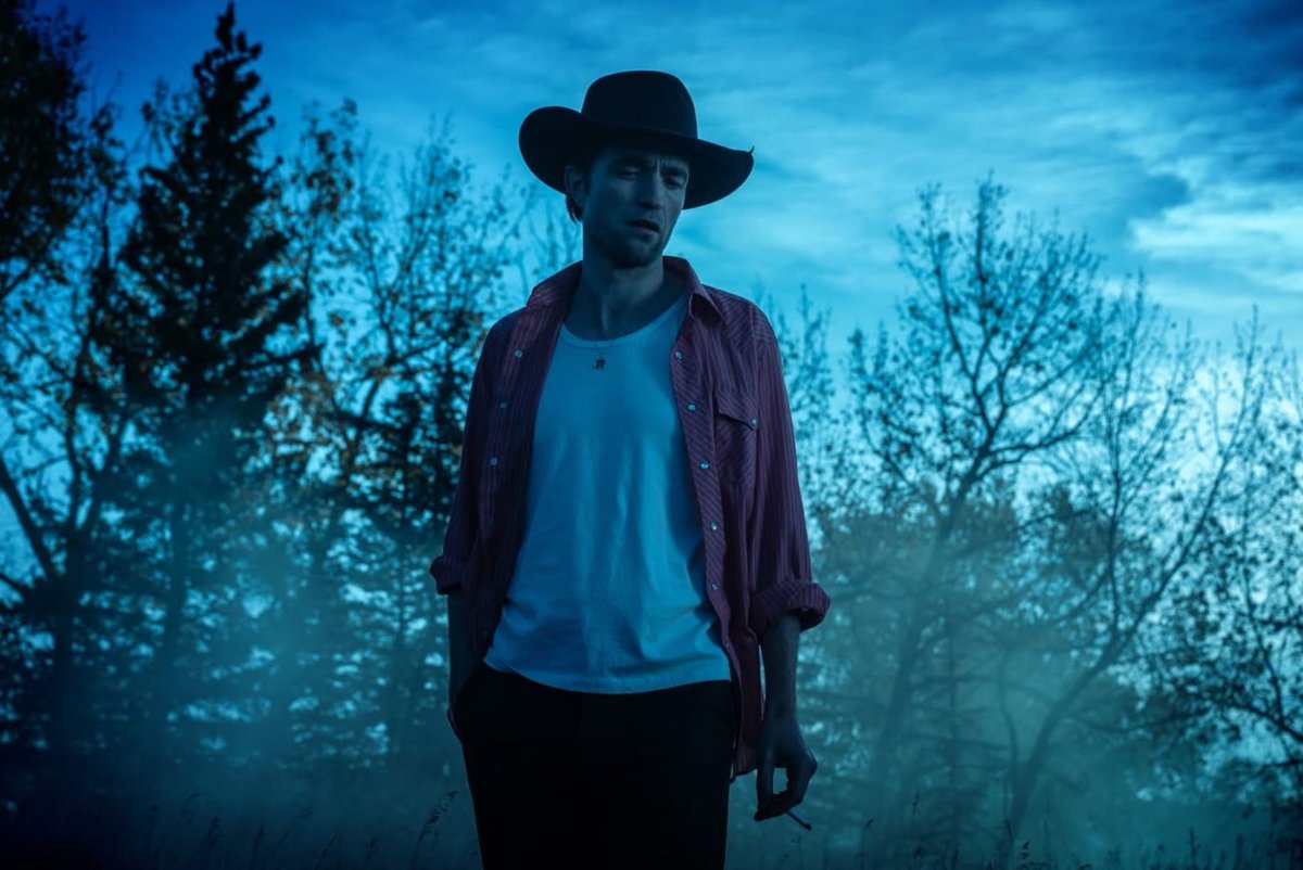 Die My Love (2025)

فيلم ممتاز، وأداء ممتاز من جينيفر لورانس، وروبرت باتنسن.

لا يفهم المرأة سوى المرأة، خصوصاً إذا كانت مخرجة ممتازة مثل لين رامزي (صاحبة الفيلمين الرائعين We Need to Talk About Kevin وَ You Were Never Really Here).

هنا تتحدث رامزي عن سيدة تنتقل مع زوجها لبيت في