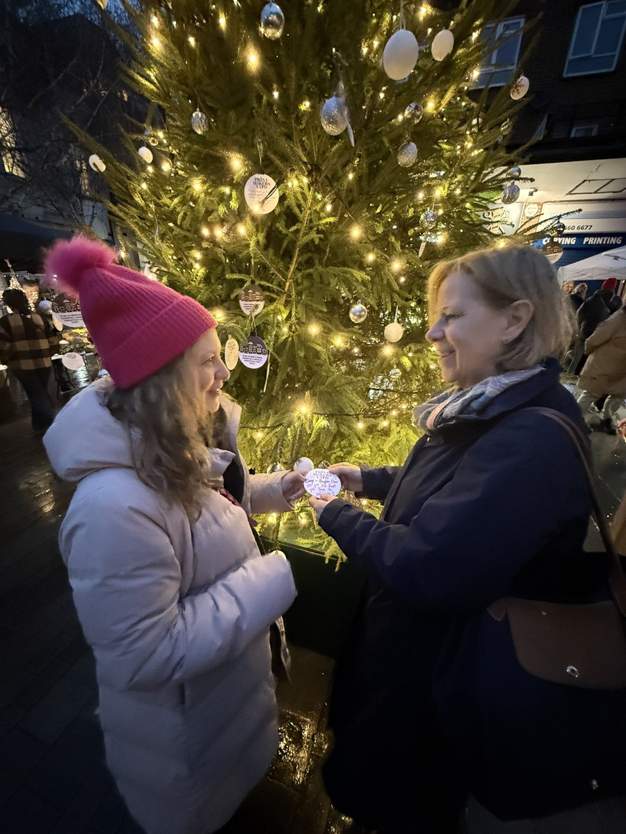 MarcelaBenede10's tweet photo. Brentford is glowing! 🎄✨
A lovely Christmas tree lighting at Brentford Market today — huge thanks to the fantastic organisers for bringing the community together.

Great to have Ruth Cadbury MP with us for the celebration. https://t.co/EStcuDgy79