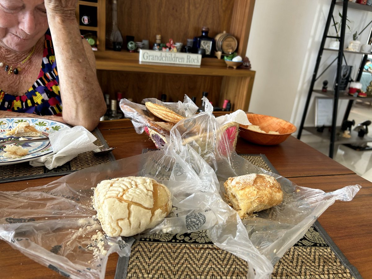 Le dije a mi abuelita que desayunáramos balanceado pero me trajo cata de pan dulce