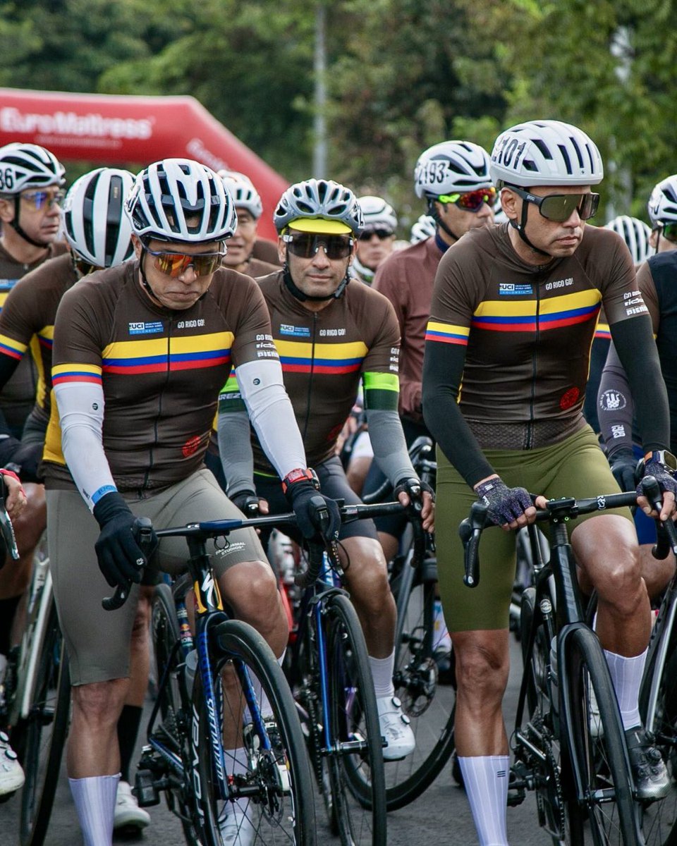 OrlandoMolanoP's tweet photo. La bici es una de mis grandes pasiones y hoy @Bogota fue escenario de la última gran carrera del año con UCI Gran Fondo Colombia. 

Gracias al trabajo articulado de la Administración garantizamos vías en buen estado, seguridad y una movilidad eficiente para más de 2.000 ciclistas.
@IDUBogota, @UMVBogota, @SectorMovilidad y el @IDRD. 

Alcalde @CarlosFGalan, este es el resultado del trabajo en equipo: una ciudad preparada para eventos de talla mundial.
¡Bogotá está lista! 💛❤️