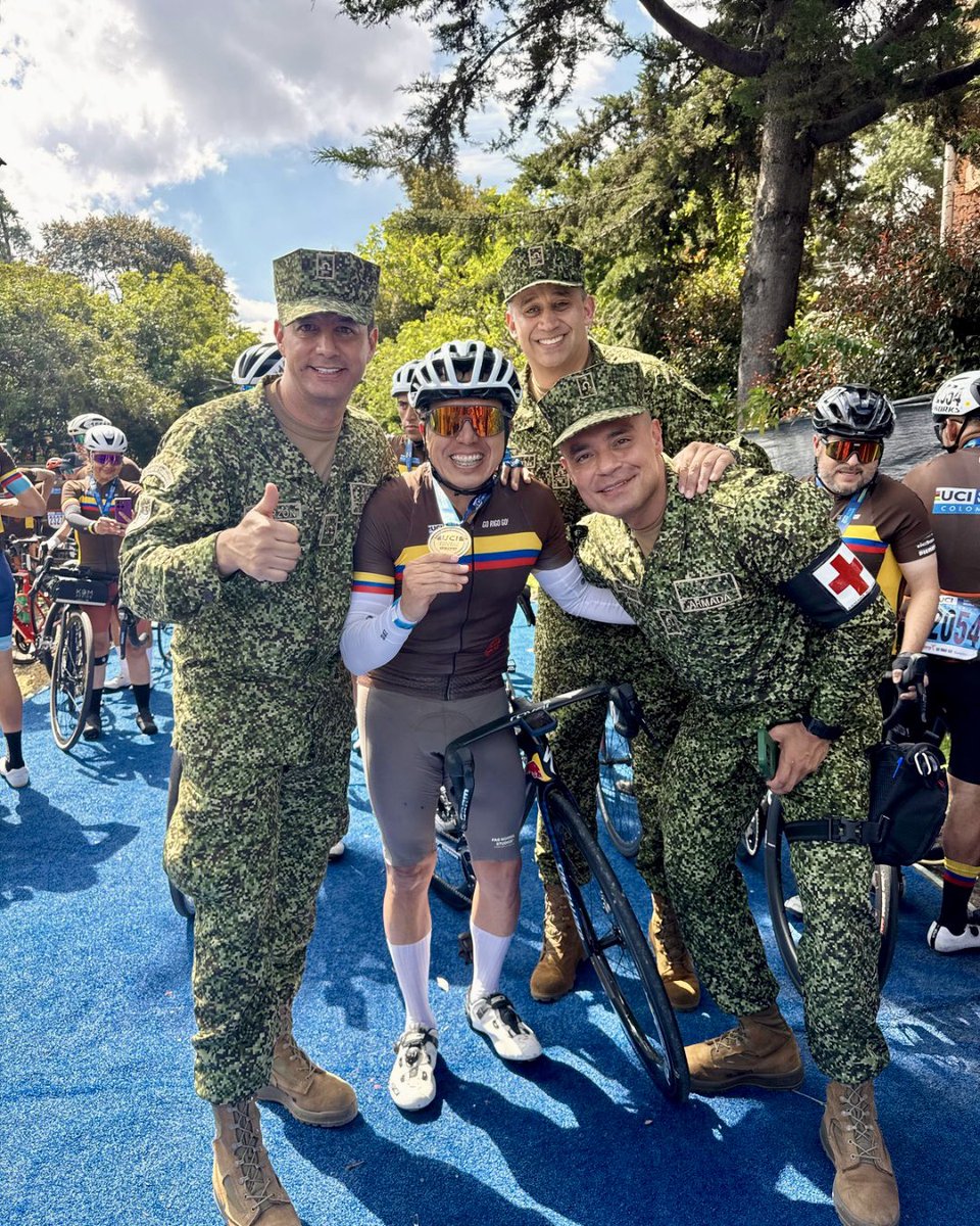 OrlandoMolanoP's tweet photo. La bici es una de mis grandes pasiones y hoy @Bogota fue escenario de la última gran carrera del año con UCI Gran Fondo Colombia. 

Gracias al trabajo articulado de la Administración garantizamos vías en buen estado, seguridad y una movilidad eficiente para más de 2.000 ciclistas.
@IDUBogota, @UMVBogota, @SectorMovilidad y el @IDRD. 

Alcalde @CarlosFGalan, este es el resultado del trabajo en equipo: una ciudad preparada para eventos de talla mundial.
¡Bogotá está lista! 💛❤️