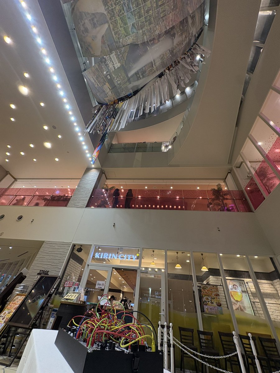 WACCAでの、米澤一平さんのタップダンスとモジュラーのセッションありがとうございました✨ユザワヤに買い物くるたび通ってた広場❕
人々が行き交う日曜のショッピングビルの大きな吹き抜けにタップの音とモジュラーの音が響いて、ここだけすっぽり別世界が現れたような、わくわくなイベントでした🫧