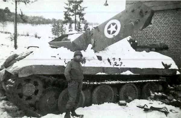 TRUFAULT's tweet image. 📸 de un #Panther G de la 150.ª Brigada #Panzer de #Skorzeny camuflado como un cazacarros M10 🇺🇲. Casualmente, fuentes aliadas, afirman que fue inutilizado precisamente por un M10 de la Compañía B, 823.º Batallón de Cazacarros.
Ocurrió en #Malmedy, Bélgica, en diciembre de 1944.