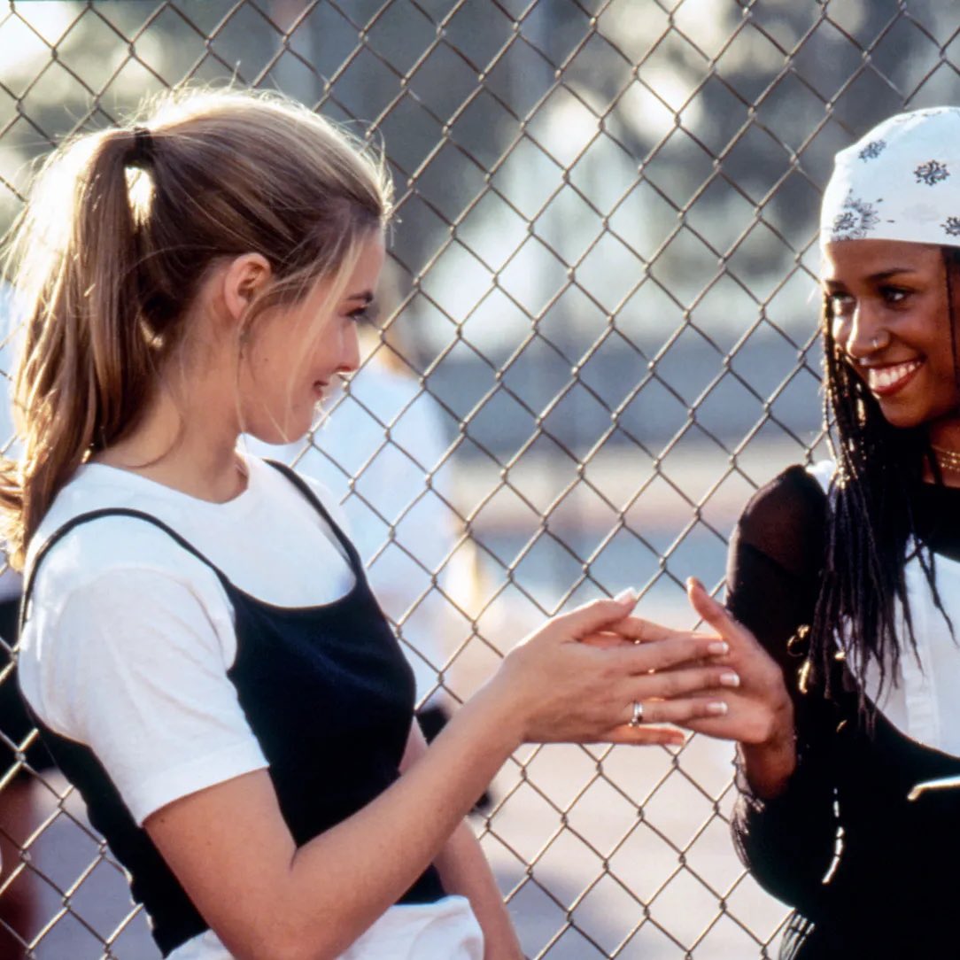 Ayak81836068's tweet image. #クルーレス #Clueless 
30年前のビルドゥングスガールズムービー。アリシア・シルバーストーン演じるファッション大好きな金持ち娘が恋に友人に奮闘。今作の大きな魅力は主人公が善女である点が大きい。このTシャツonキャミとちっさいバックパック超流行った！そして義理の兄役ポール・ラッド若いな…