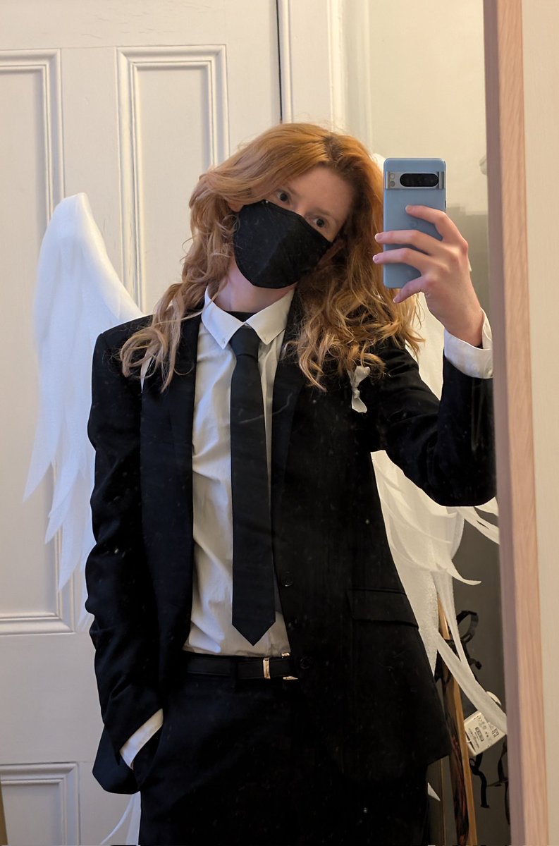 LoserArtGirl's tweet image. Angel devil cosplay at the con and in their hotel (the wings stay on)